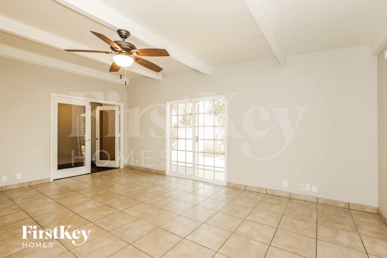 2028 W Schell Dr - Photo 4 of 15