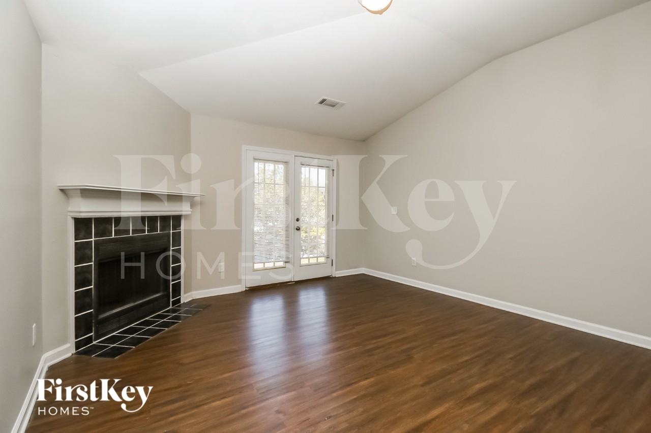 160 Lakeview Trl - Photo 4 of 16