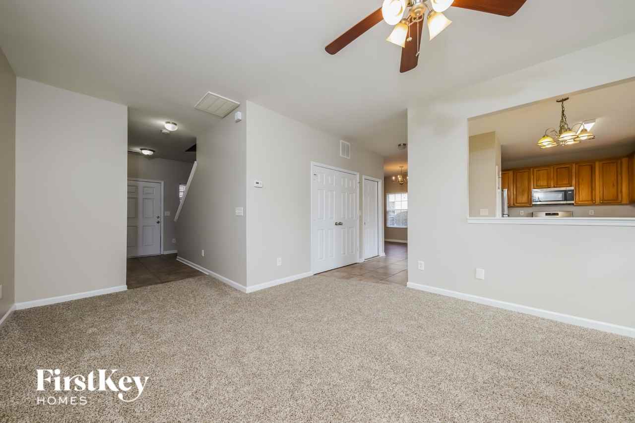 1511 Pecan Ln - Photo 3 of 15