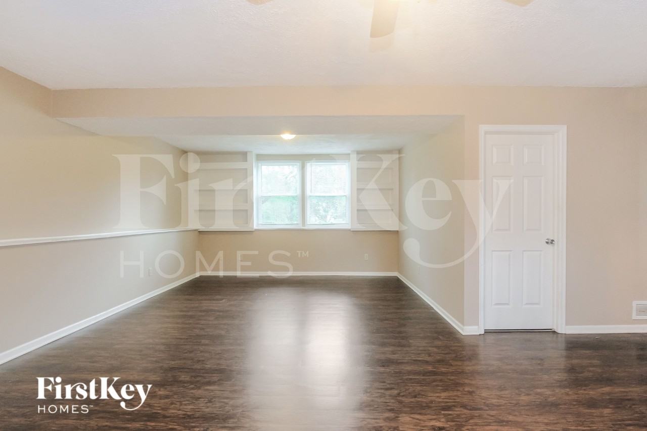 1433 Hunters Ln - Photo 2 of 15
