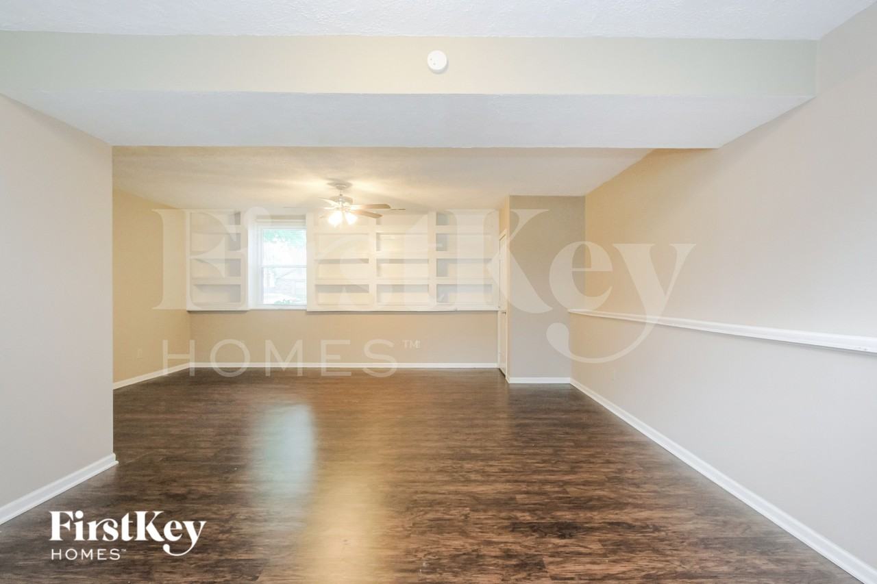 1433 Hunters Ln - Photo 3 of 15