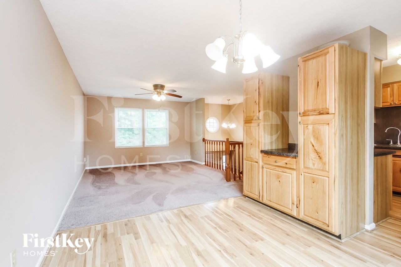 1433 Hunters Ln - Photo 4 of 15