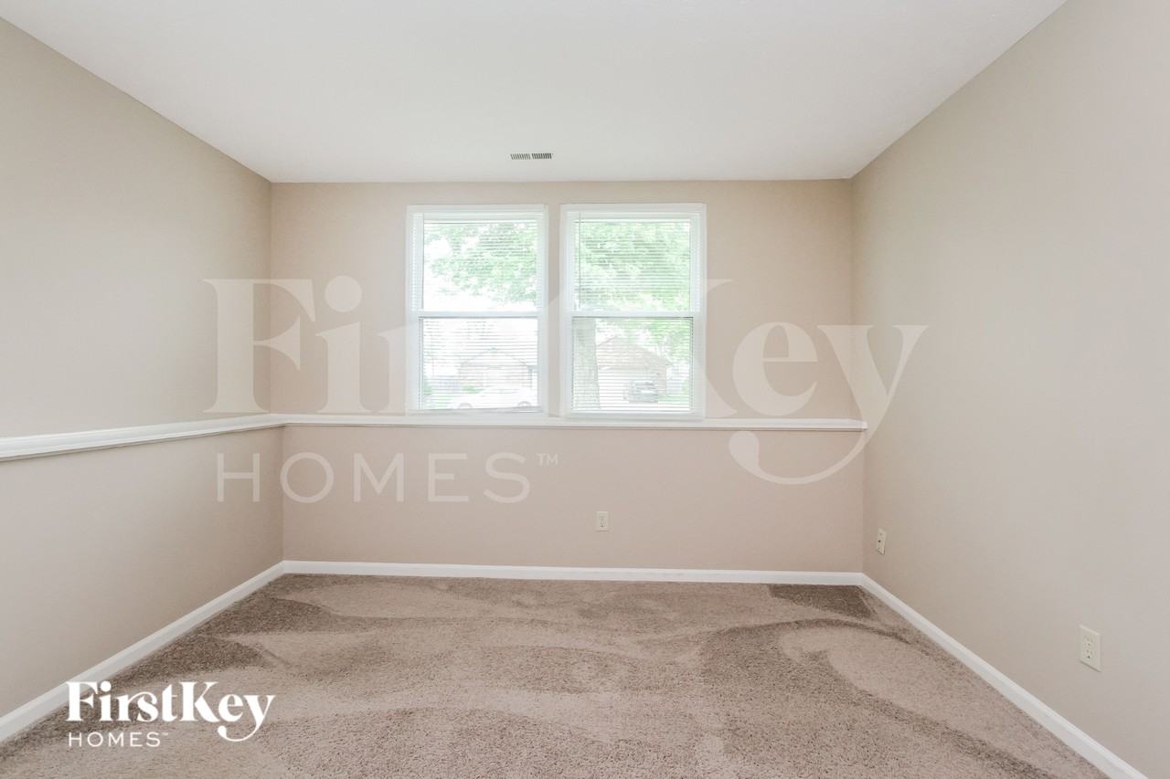 1433 Hunters Ln - Photo 6 of 15