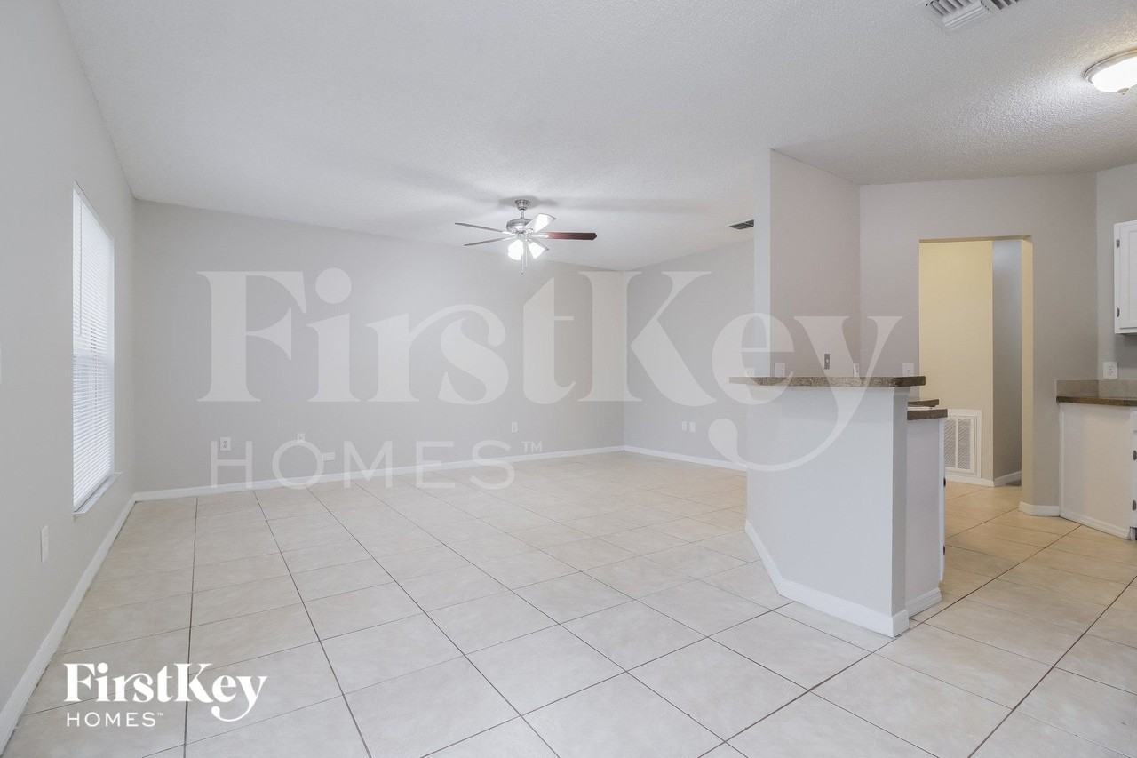 1205 Schumann Dr - Photo 3 of 15