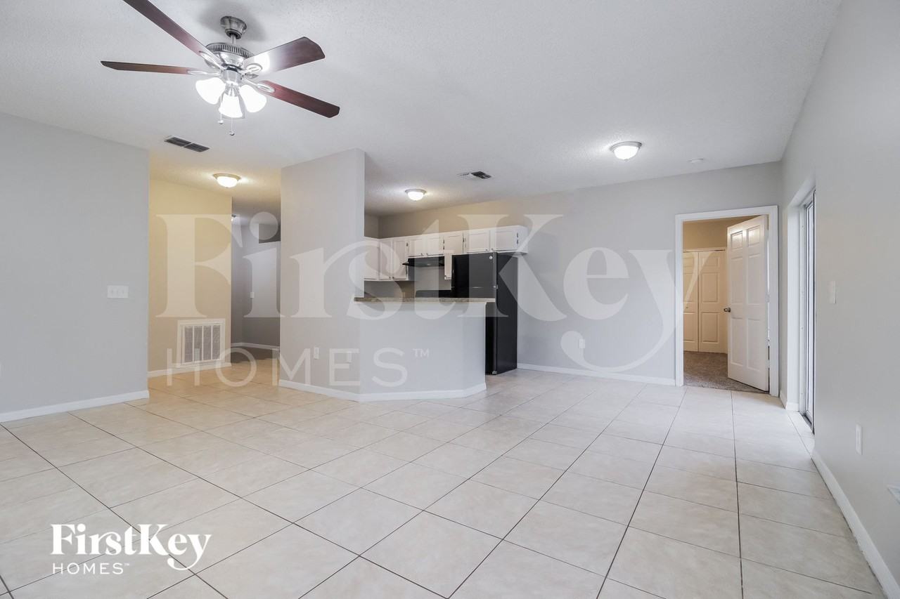 1205 Schumann Dr - Photo 4 of 15