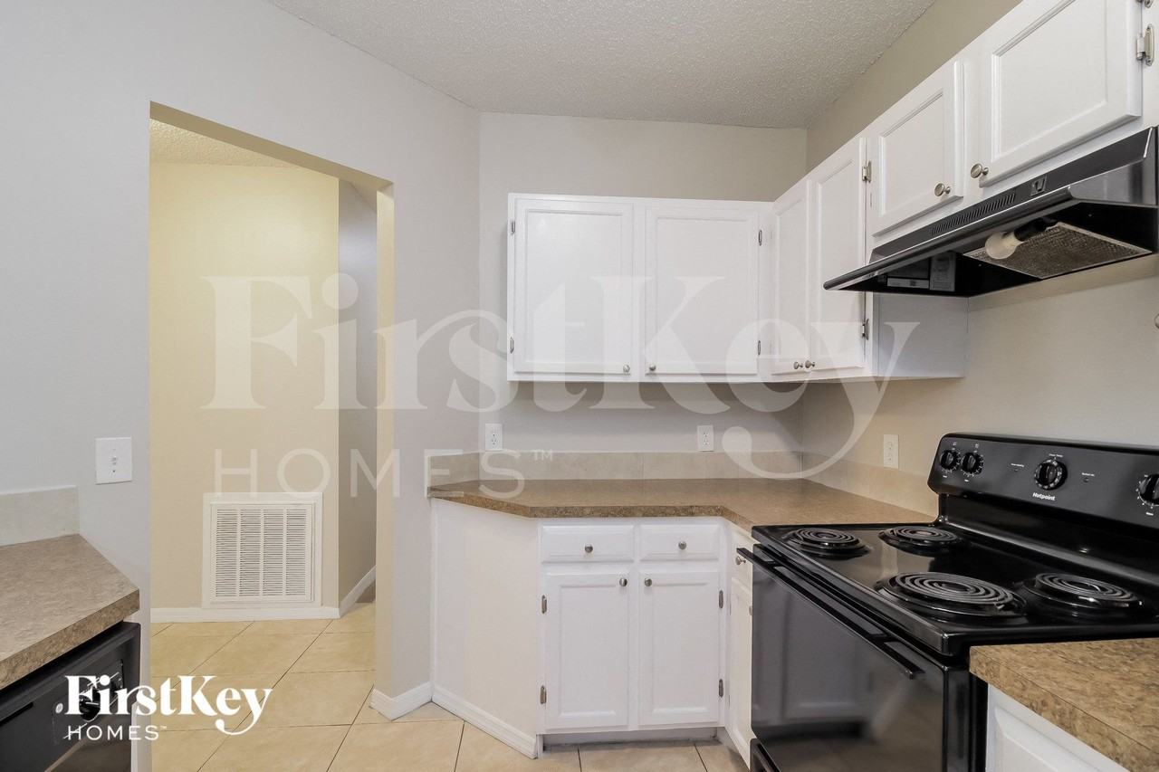 1205 Schumann Dr - Photo 5 of 15