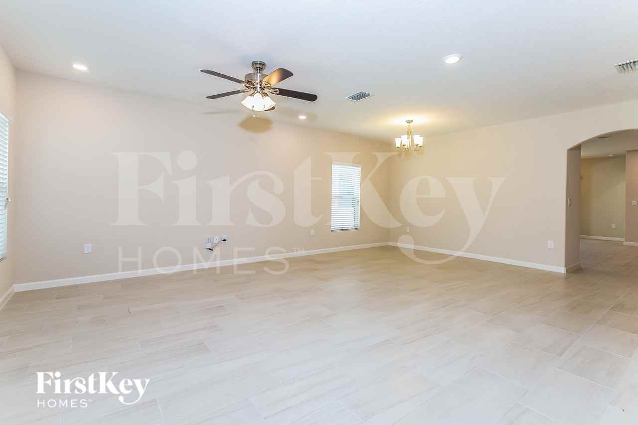 1051 Peta Way - Photo 5 of 19