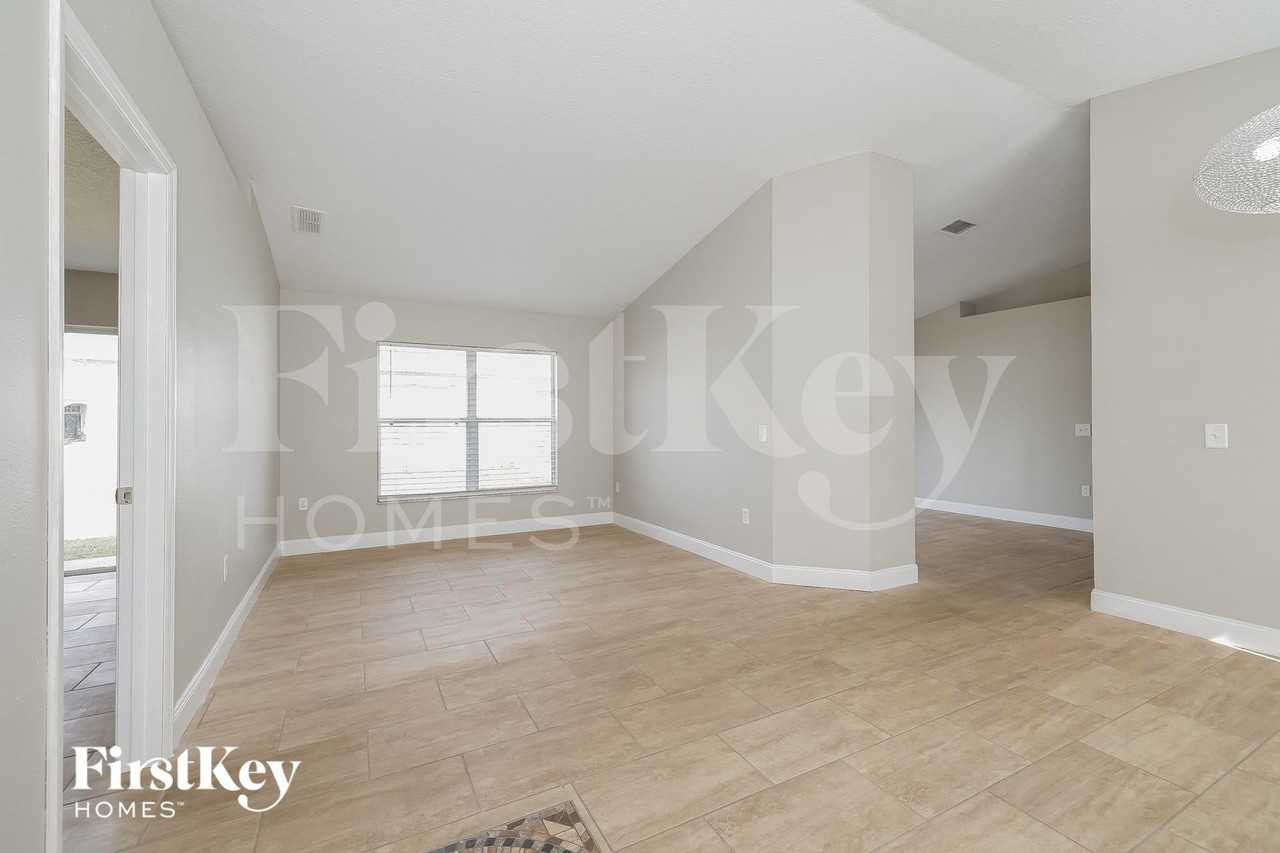 1031 Heron Ct - Photo 3 of 15