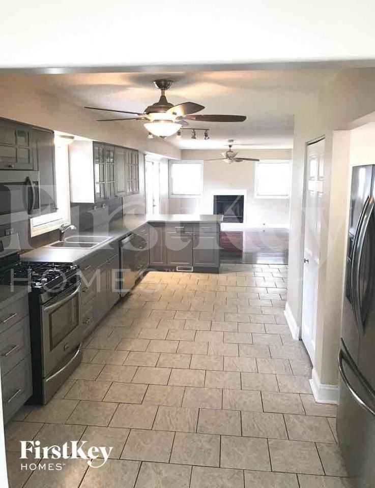 1023 Bothwell Ct - Photo 3 of 33