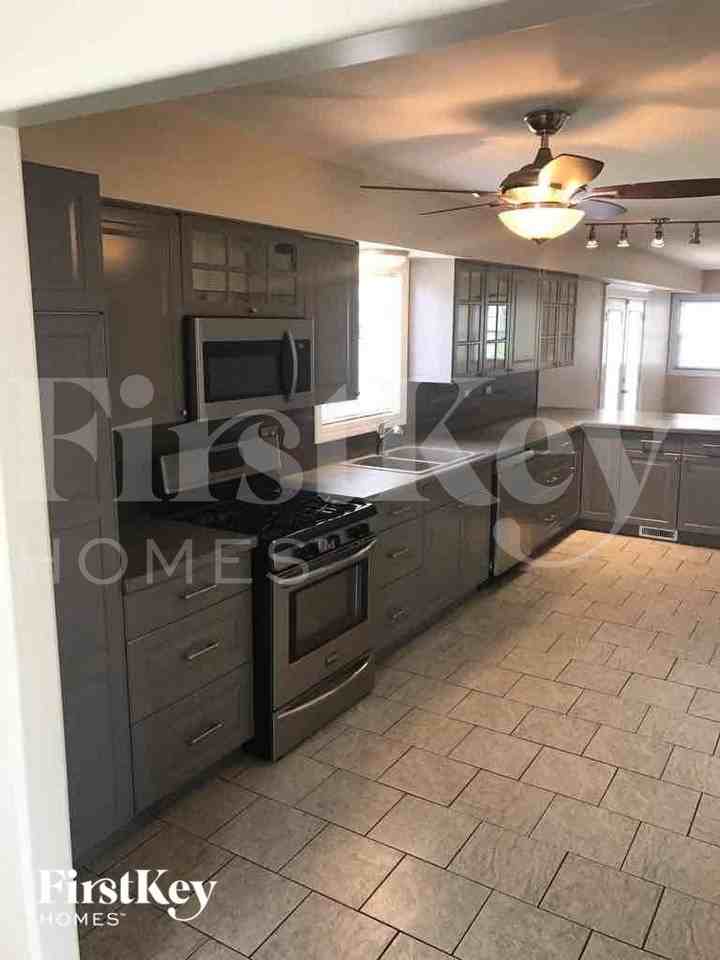 1023 Bothwell Ct - Photo 4 of 33