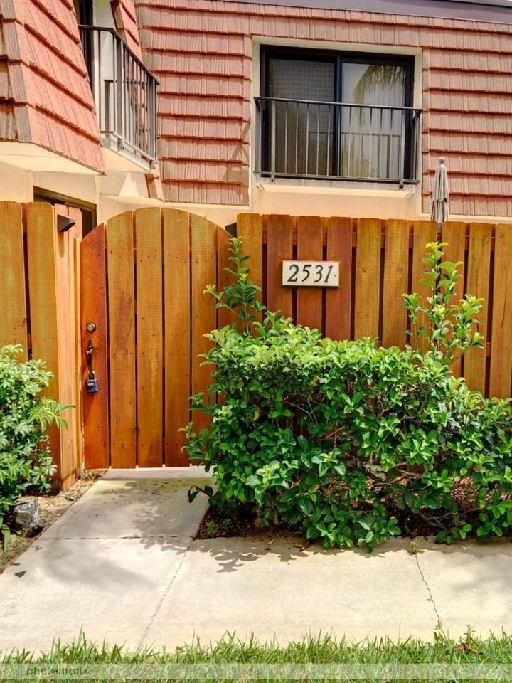 2531 25th Ct - Photo 3 of 39