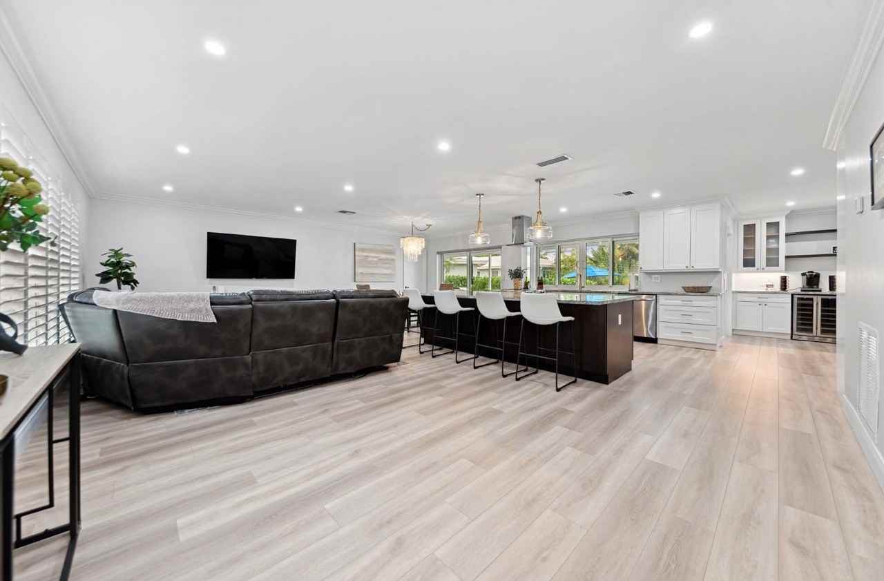 6241 Ne 19th Ter - Photo 3 of 30