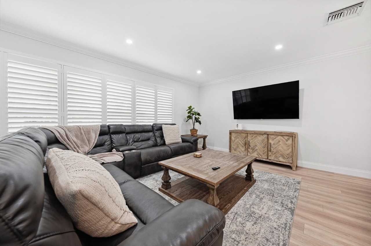 6241 Ne 19th Ter - Photo 4 of 30
