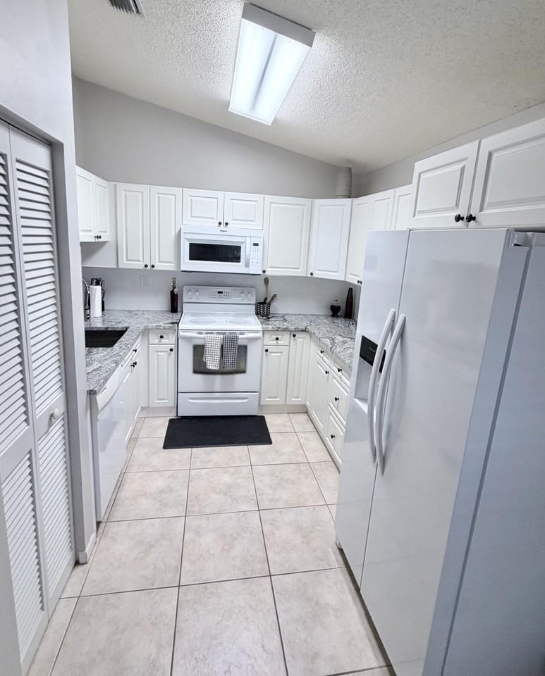 2555 Bedford Mews Dr - Photo 4 of 24