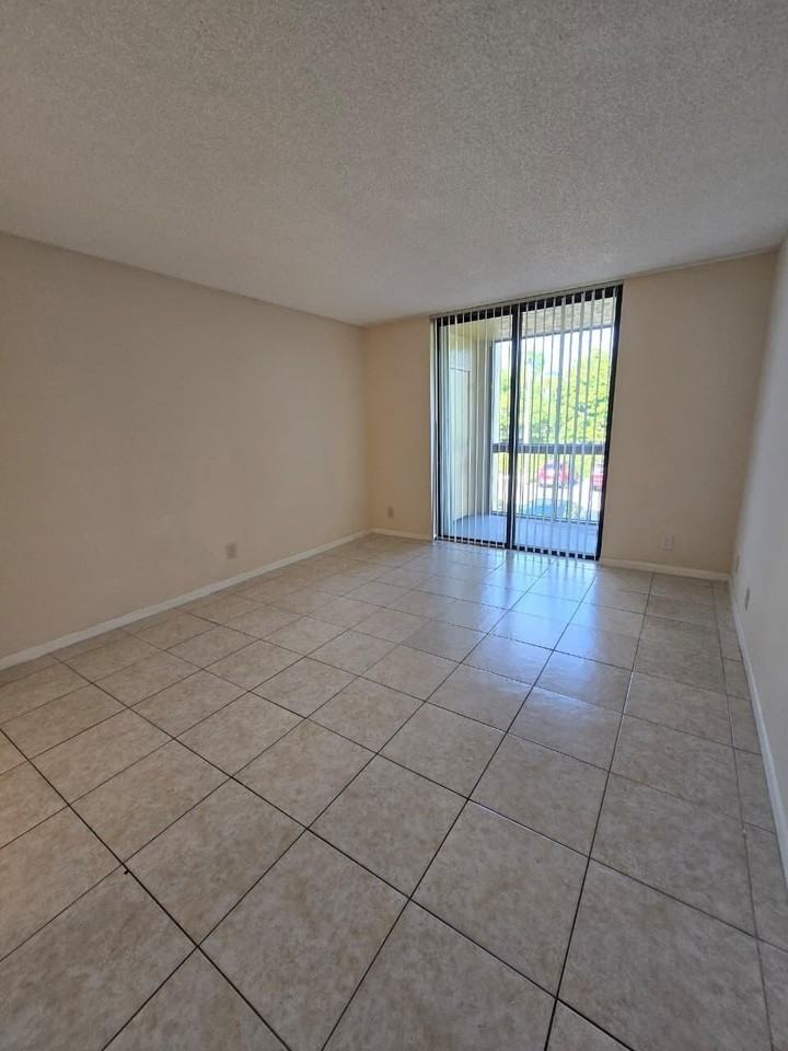 737 Se 1st Way #208 - Photo 2 of 11
