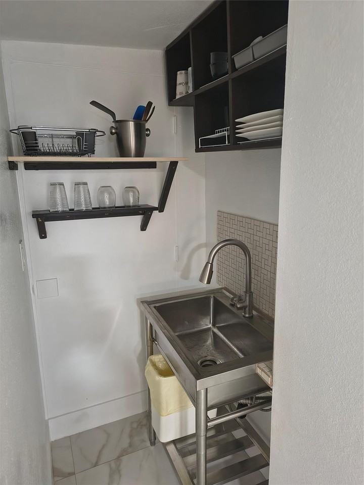 2206 Coolidge St #B - Photo 4 of 8