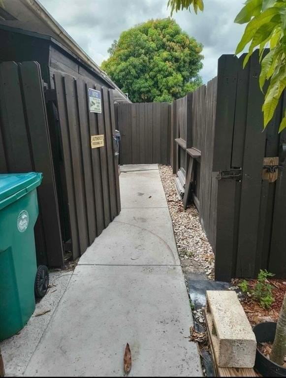5741 Sw 24th Ave #B - Photo 2 of 9