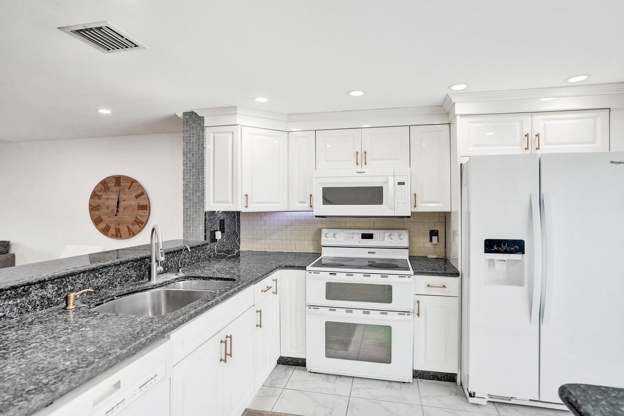 147 Sw 3rd St - Photo 5 of 29