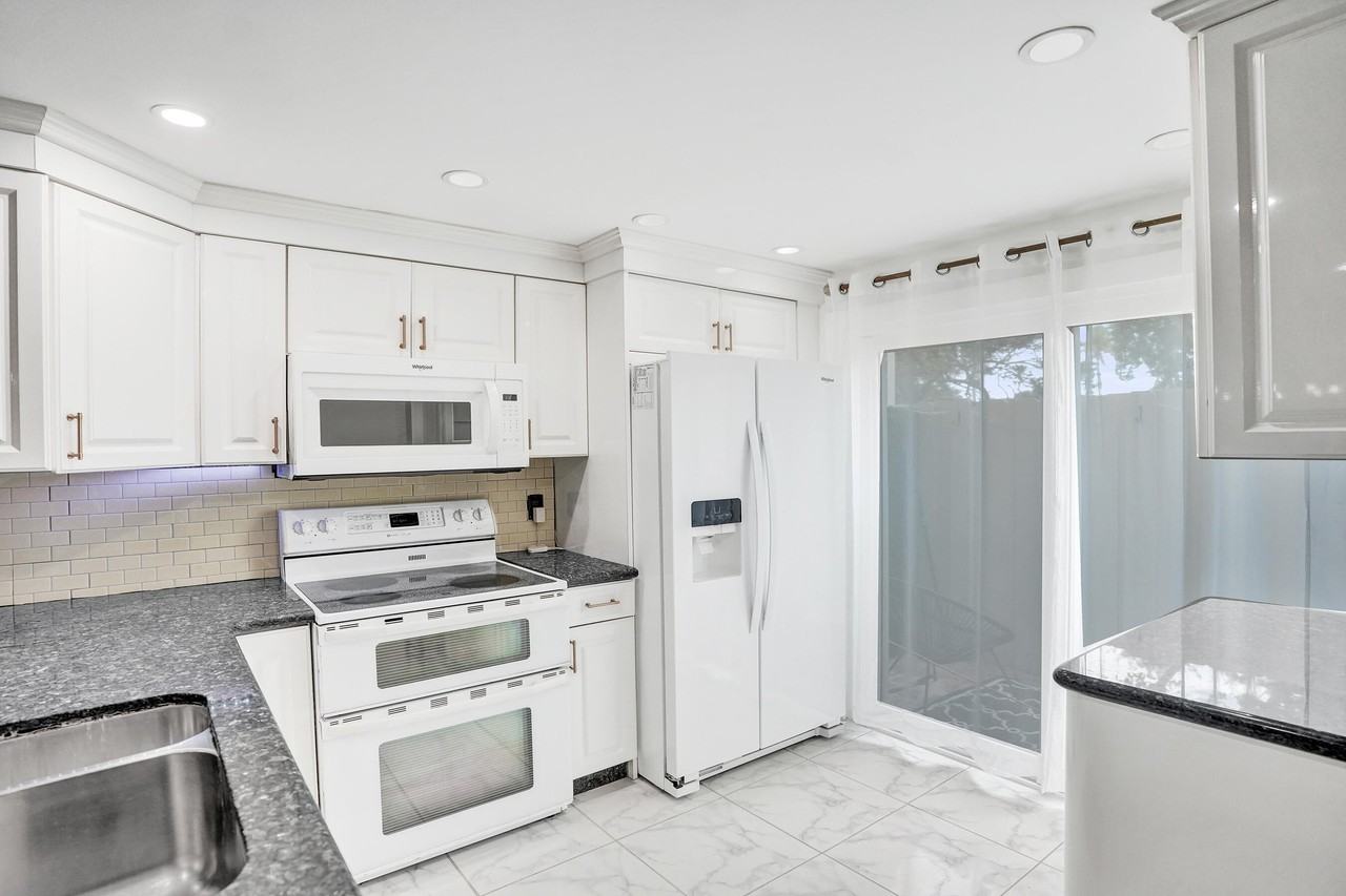 147 Sw 3rd St - Photo 6 of 29
