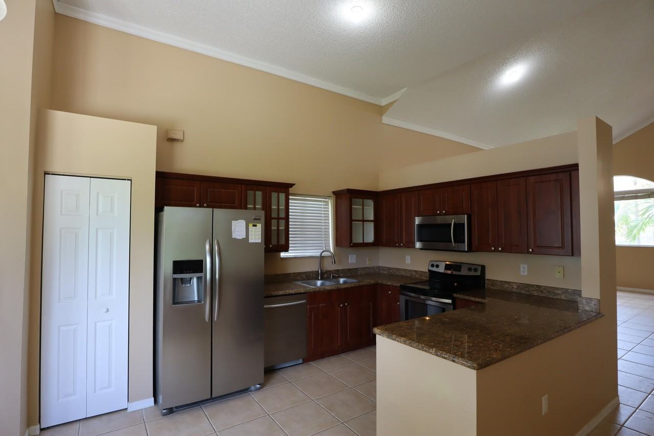 2202 Se 17th Ave - Photo 7 of 35