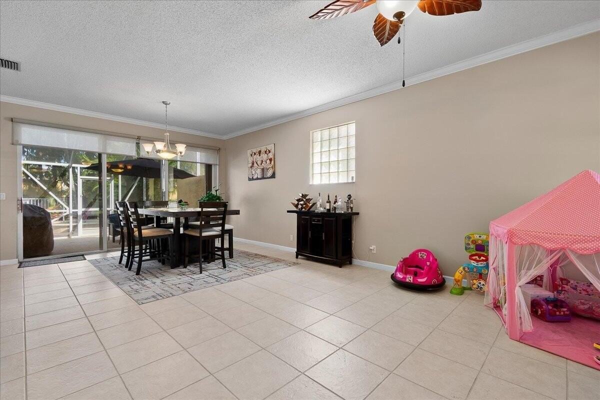 114 Lancaster Way - Photo 4 of 35