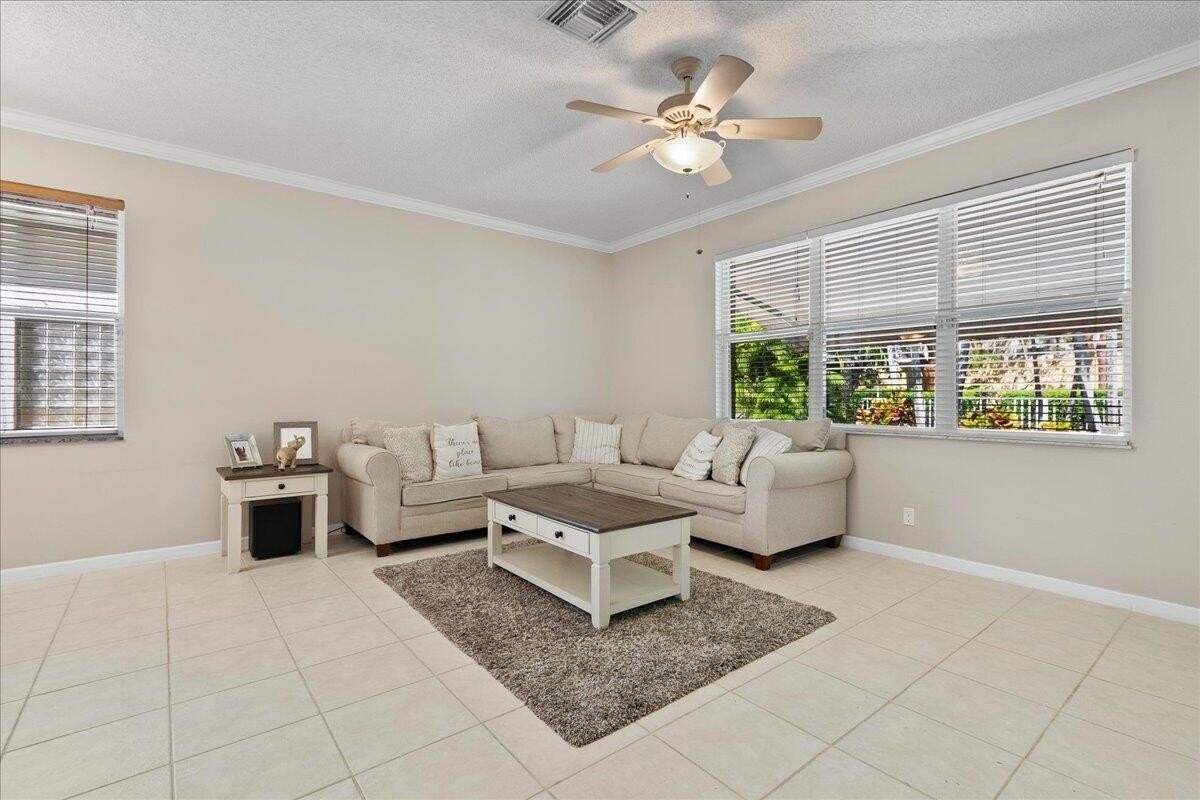114 Lancaster Way - Photo 6 of 35