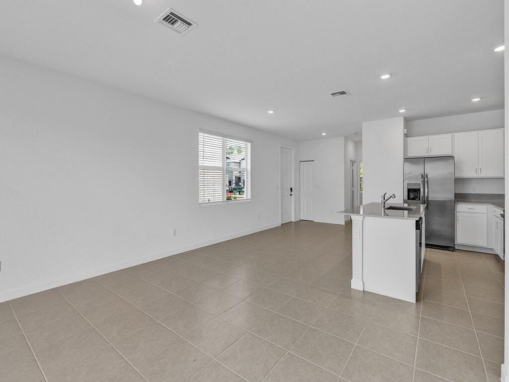 380 Se Crossoak Ln - Photo 4 of 48