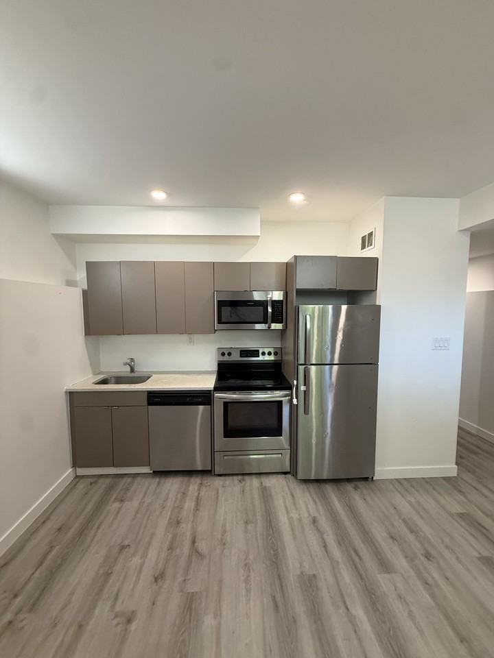 439 Winterton Ave - Photo 5 of 12