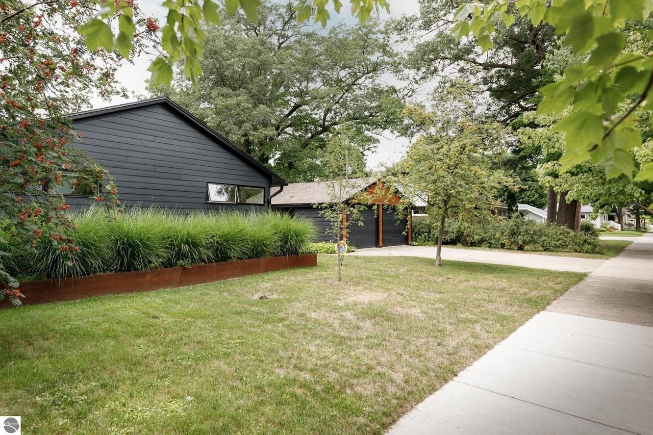 604 6th St - Photo 4 of 35