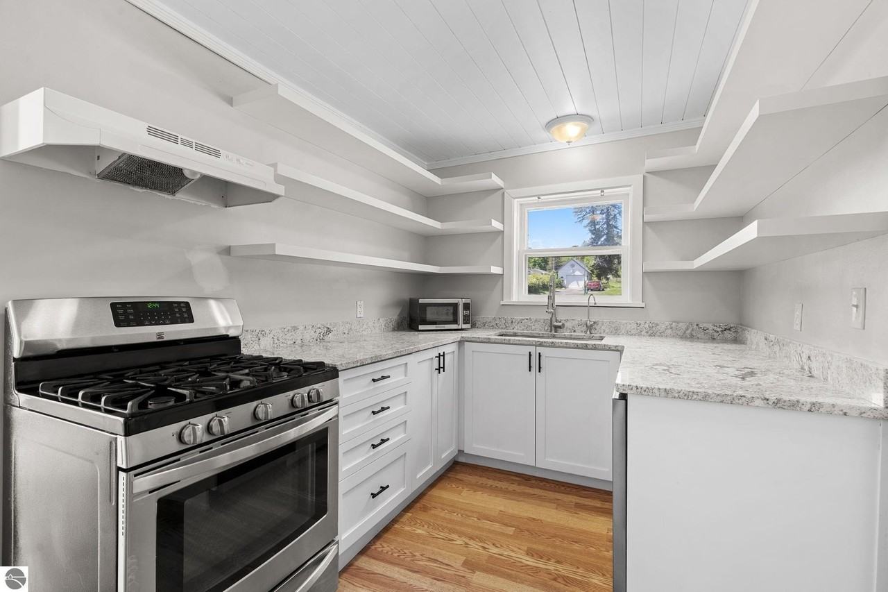 8116 Ballard St - Photo 5 of 43