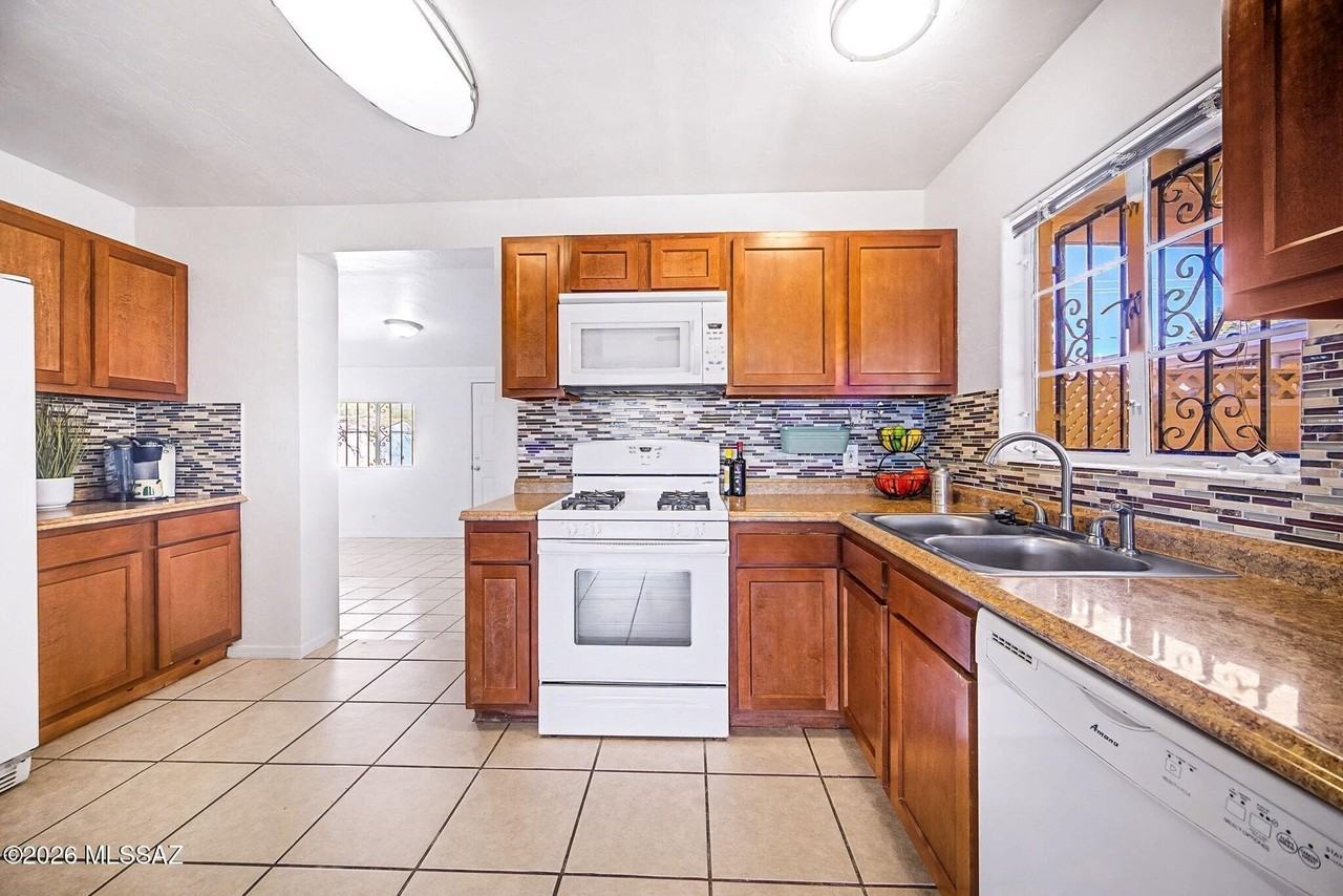2531 E 19th St - Photo 7 of 22