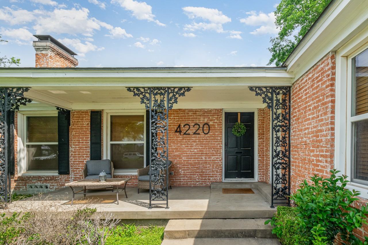 4220 Lovers Ln - Photo 2 of 25
