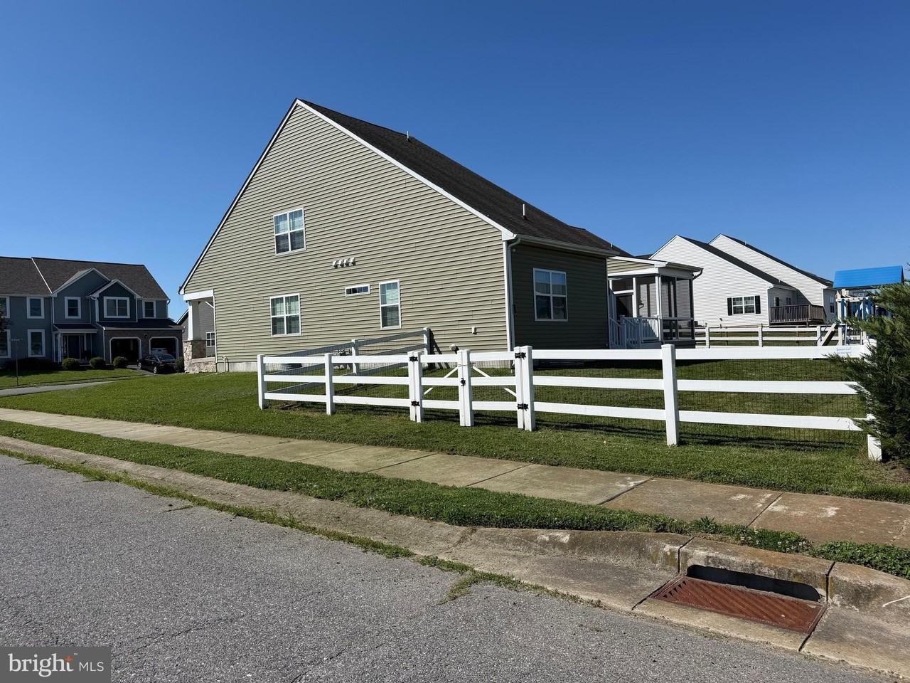 147 San Marino Dr - Photo 2 of 3