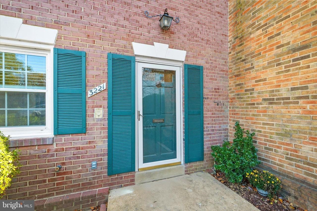 3221 Adams Ct - Photo 2 of 32