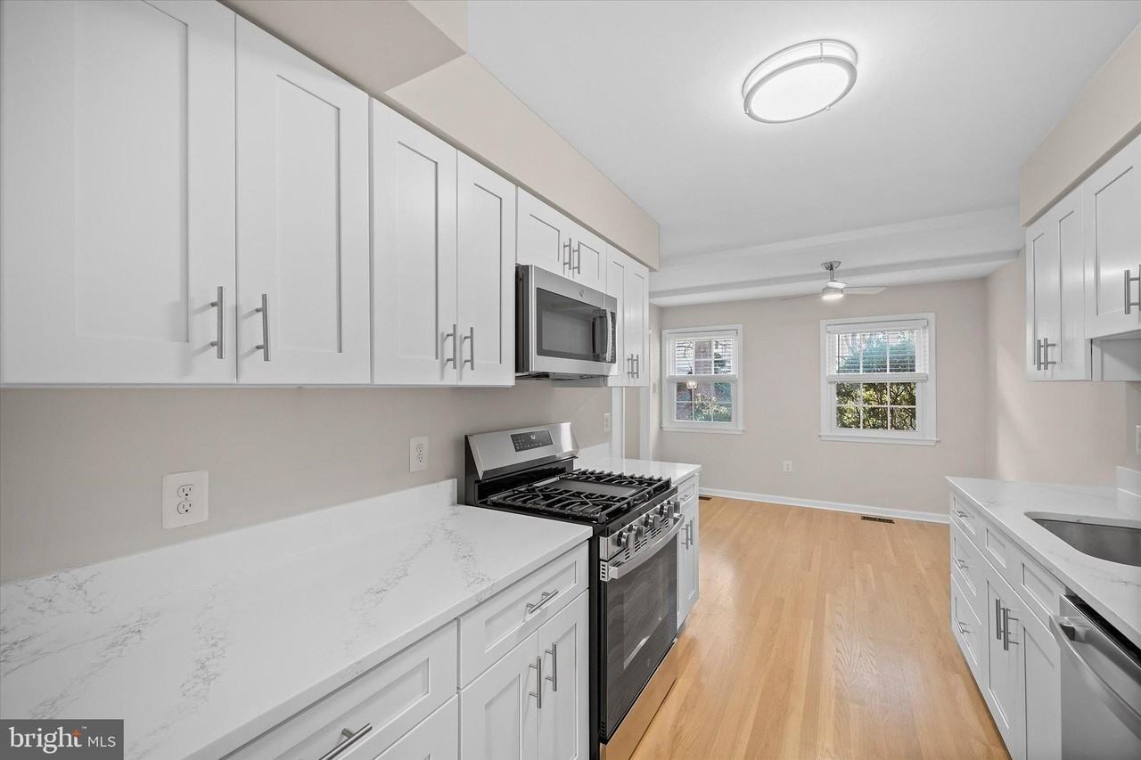 3221 Adams Ct - Photo 6 of 32
