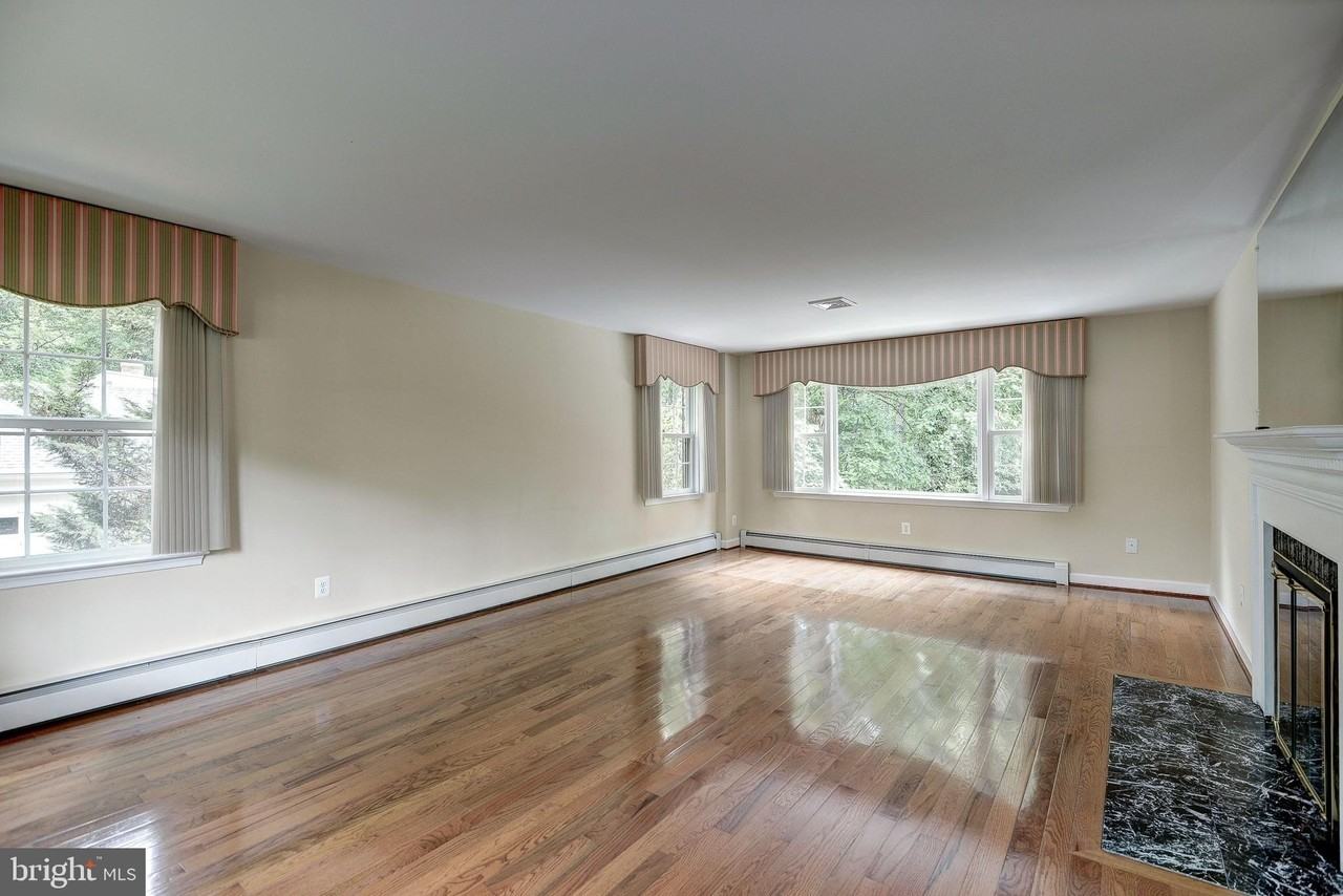 929 Woburn Ct - Photo 4 of 31