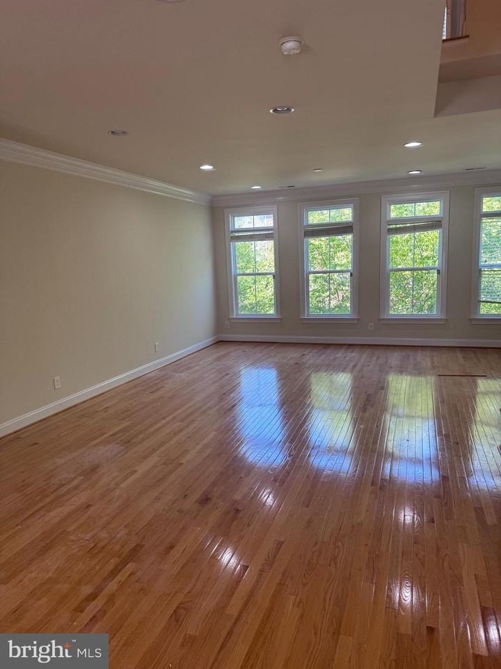 3083 Waterloo Ln - Photo 3 of 14