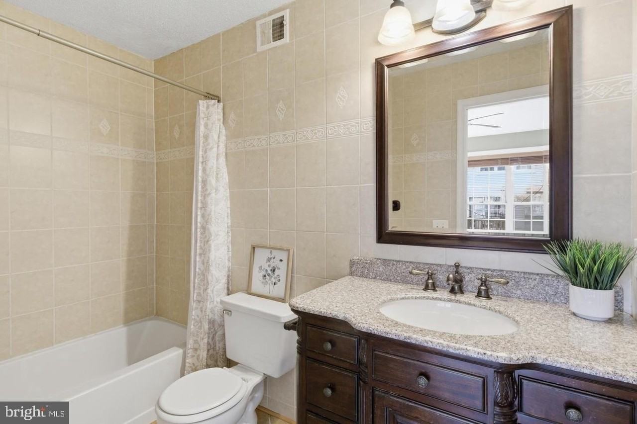12150 Wedgeway Ct - Photo 4 of 17