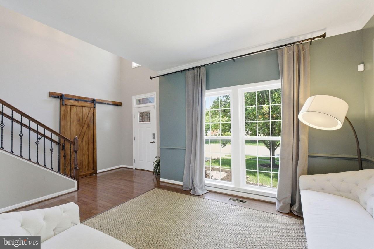 25403 Vacation Pl - Photo 4 of 47