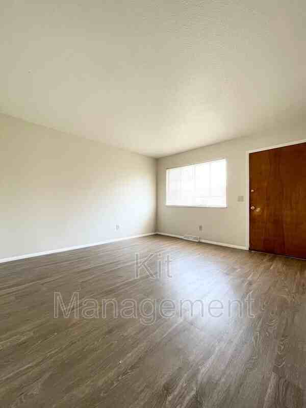 5517 Douglas Rd - Photo 2 of 9