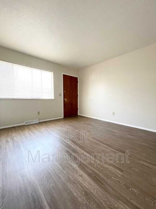 5517 Douglas Rd - Photo 3 of 9