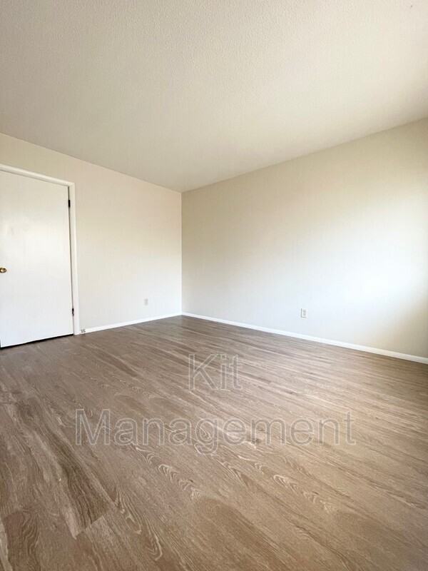 5517 Douglas Rd - Photo 4 of 9