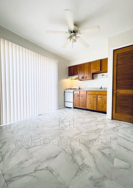 5517 Douglas Rd - Photo 5 of 9