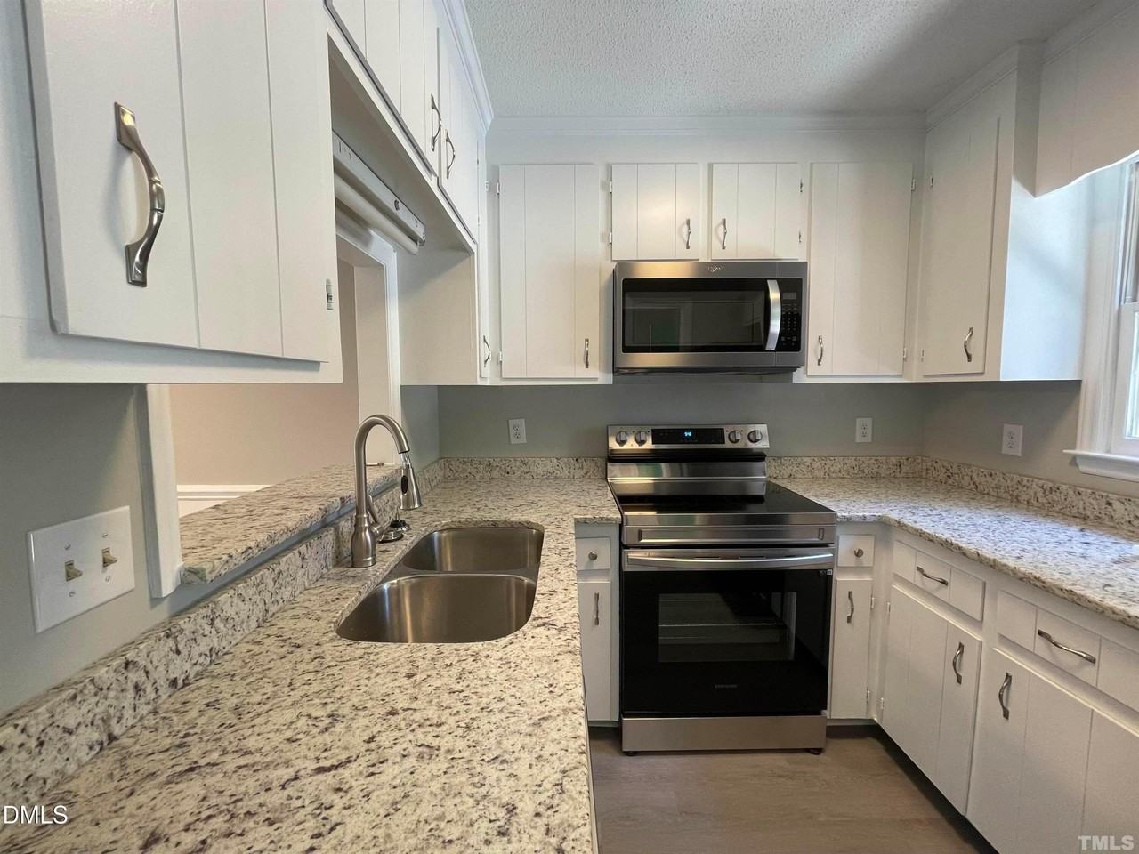 3205 Warwick Dr - Photo 2 of 15