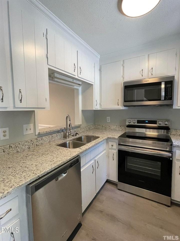3205 Warwick Dr - Photo 3 of 15