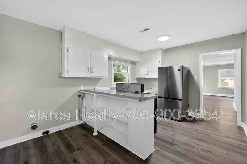 2322 Belfast Dr - Photo 4 of 20
