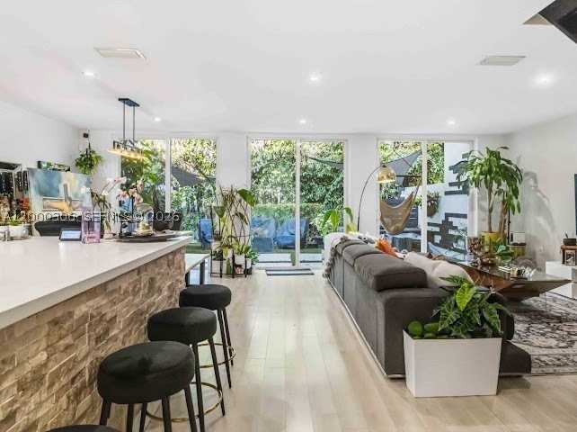 4432 Nw 98th Ave - Photo 5 of 32