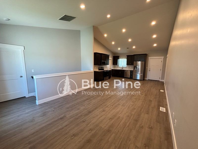 5760 Wildrose Ave - Photo 3 of 25