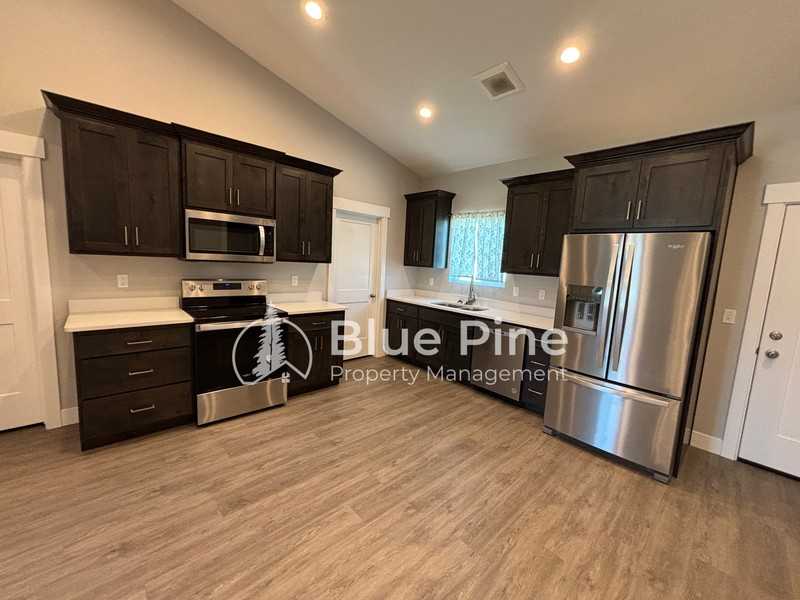 5760 Wildrose Ave - Photo 4 of 25