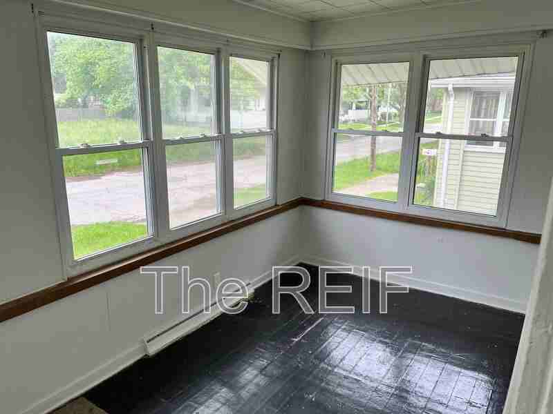 1553 Illinois Ave - Photo 4 of 17